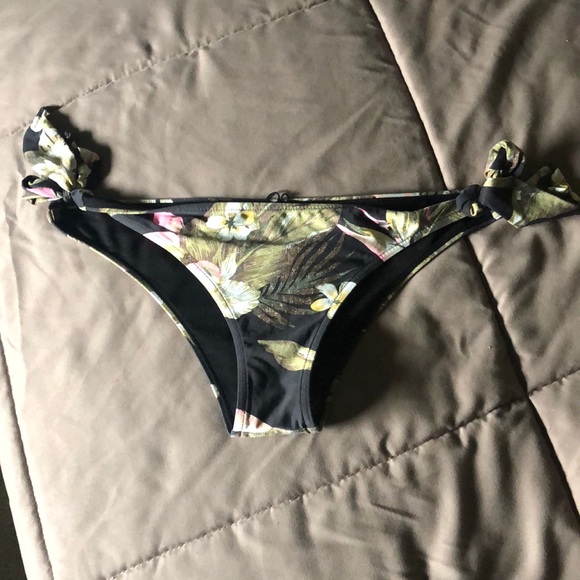 Billabong aloha yo floral tropical tie side low ris… - Picture 1 of 3